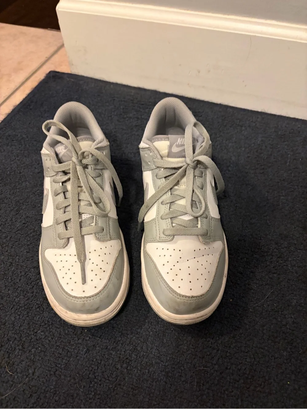 Nike Kids Low-Top Sneakers in Light Grey and White